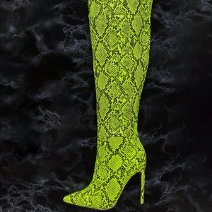 stretch-to-fit over-the-knee boot with a side graphic detail, pointed toe
